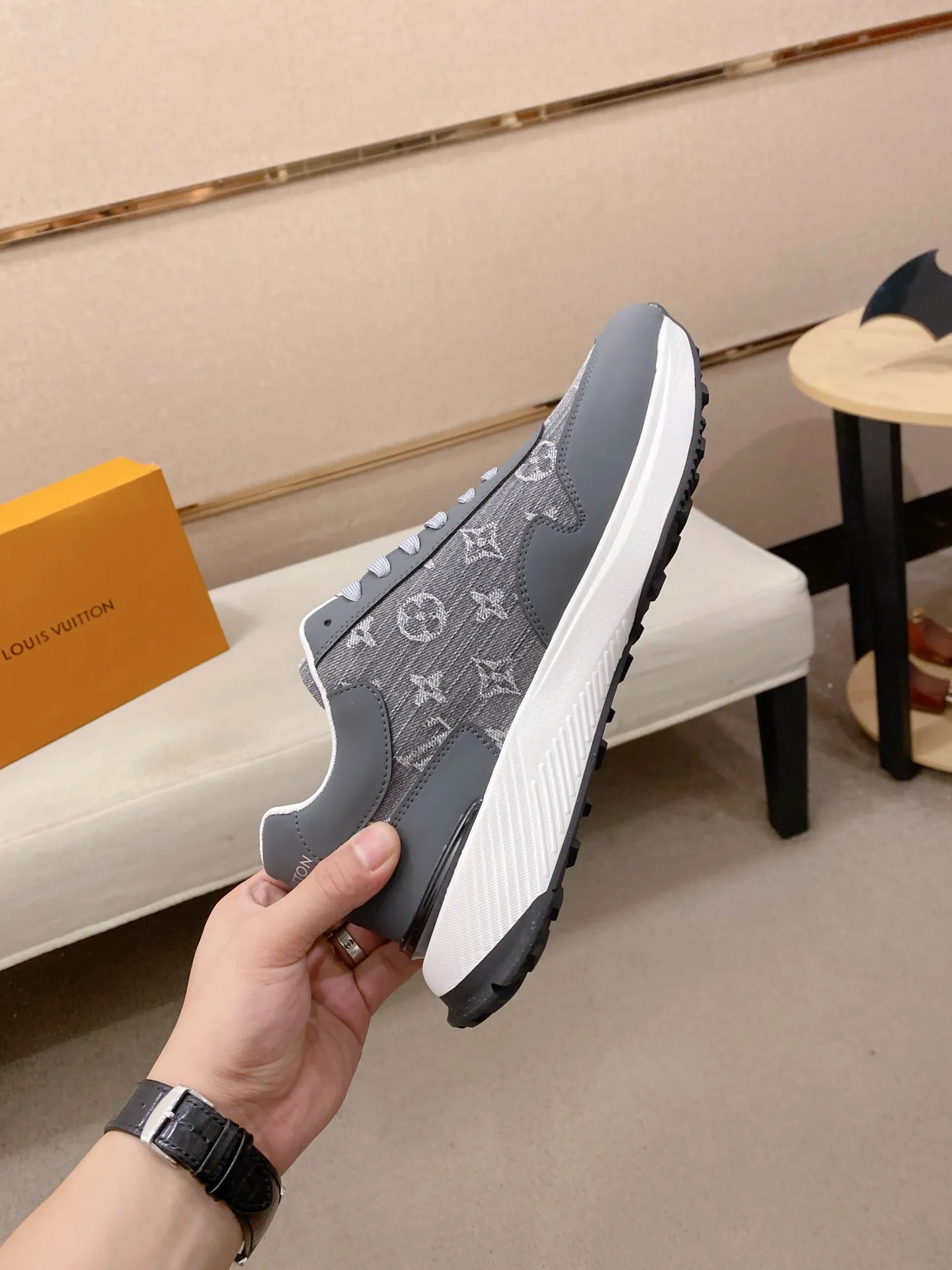Men's shoes💰 462💰louis vuitton (Louis Vuitton/lv)🔍🔍The new counters are on sale at the same time. The uppers are imported from Italy. ⃣️Re-engraved🇮🇹💪💪, ⚠Sole: The original sole is specially provided by the original factory, the exclusive movable molded sole is super comfortable, ⚠Original and single goods 🔍high quality, you can enter and leave the counter at will, welcome to compare⚠. Code number: 38-44 (45/customized, non-refundable)